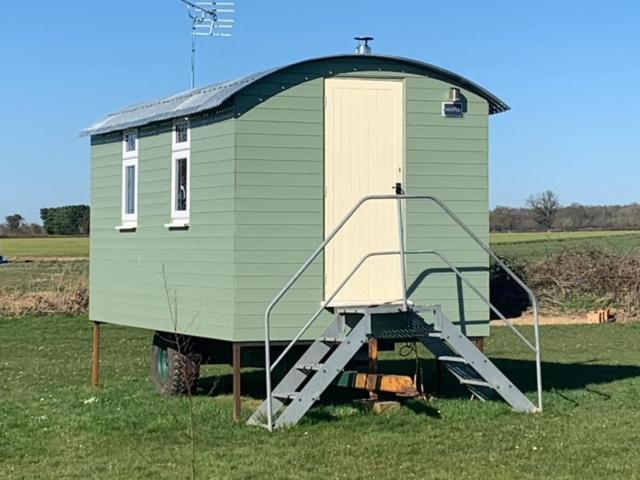 Maple Hut Four Acre Farm Hotel Елшъм Екстериор снимка